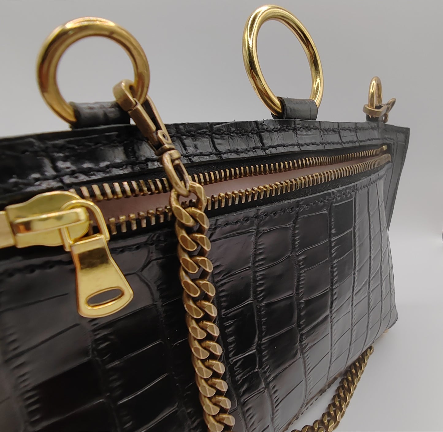 Le sac essentiel noir en cuir imprimé crocodile
