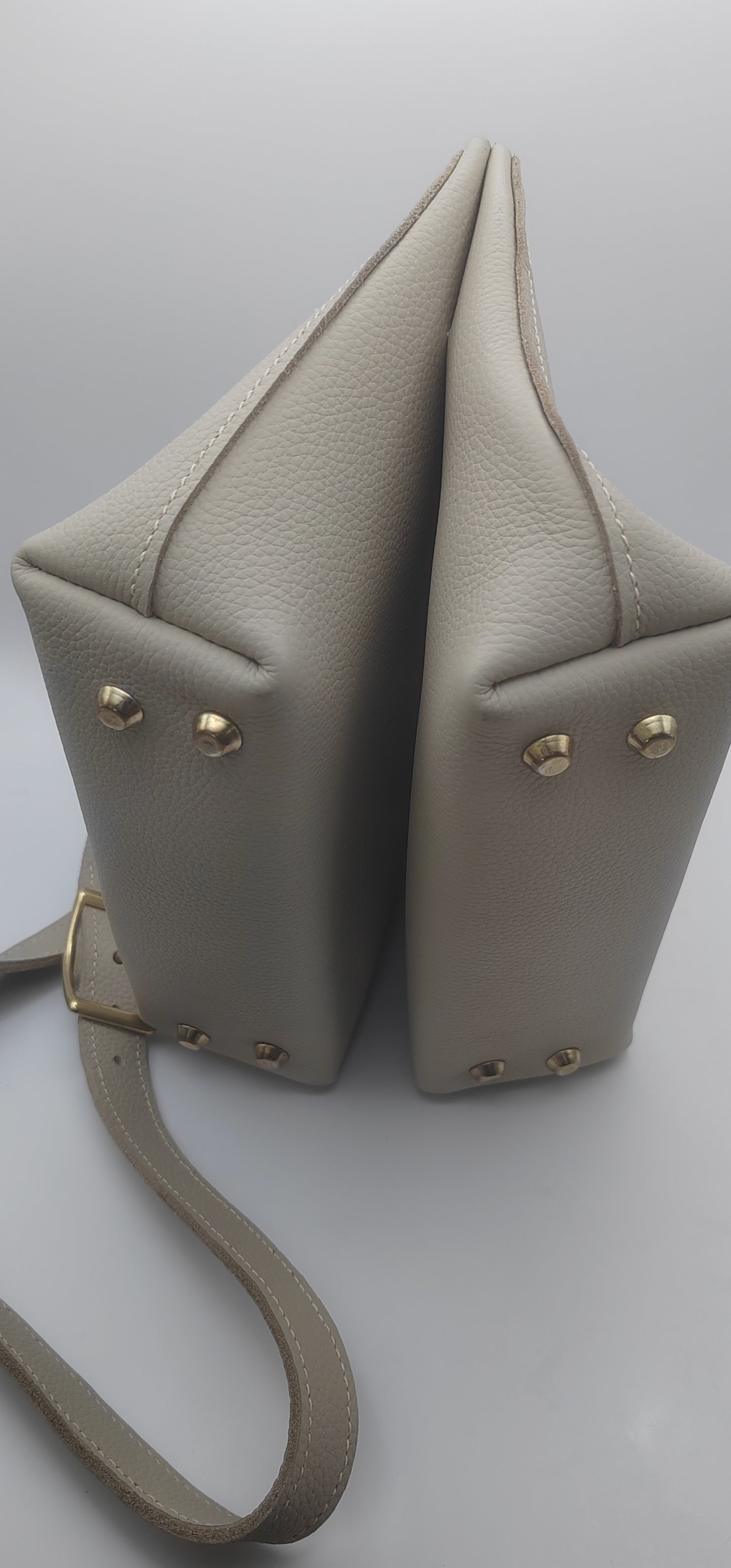 Le sac bandoulière en cuir grainé souple