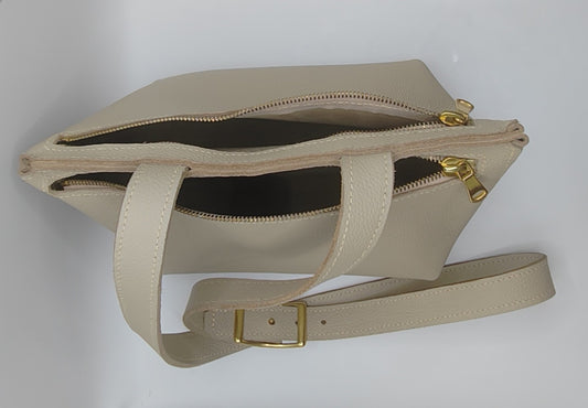 Le sac bandoulière en cuir grainé souple