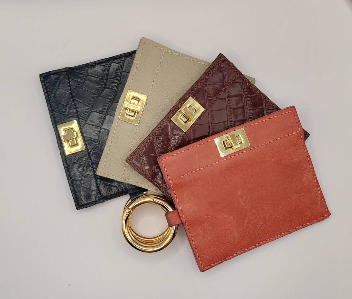 Le porte-cartes noir en cuir imprimé crocodile