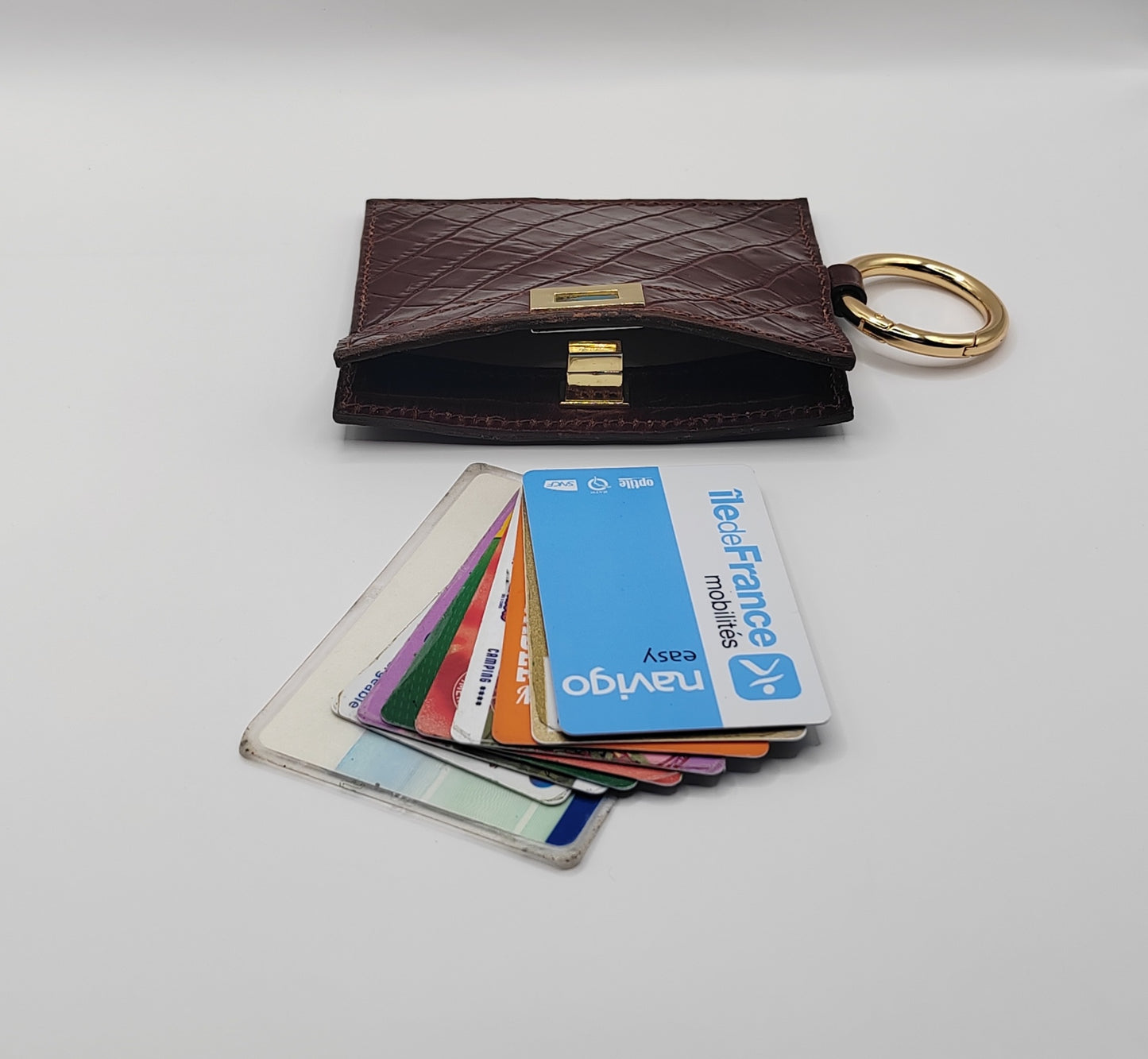 Le porte-cartes cognac en cuir imprimé crocodile