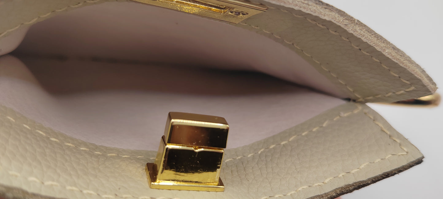 Le porte-cartes beige en cuir grainé souple