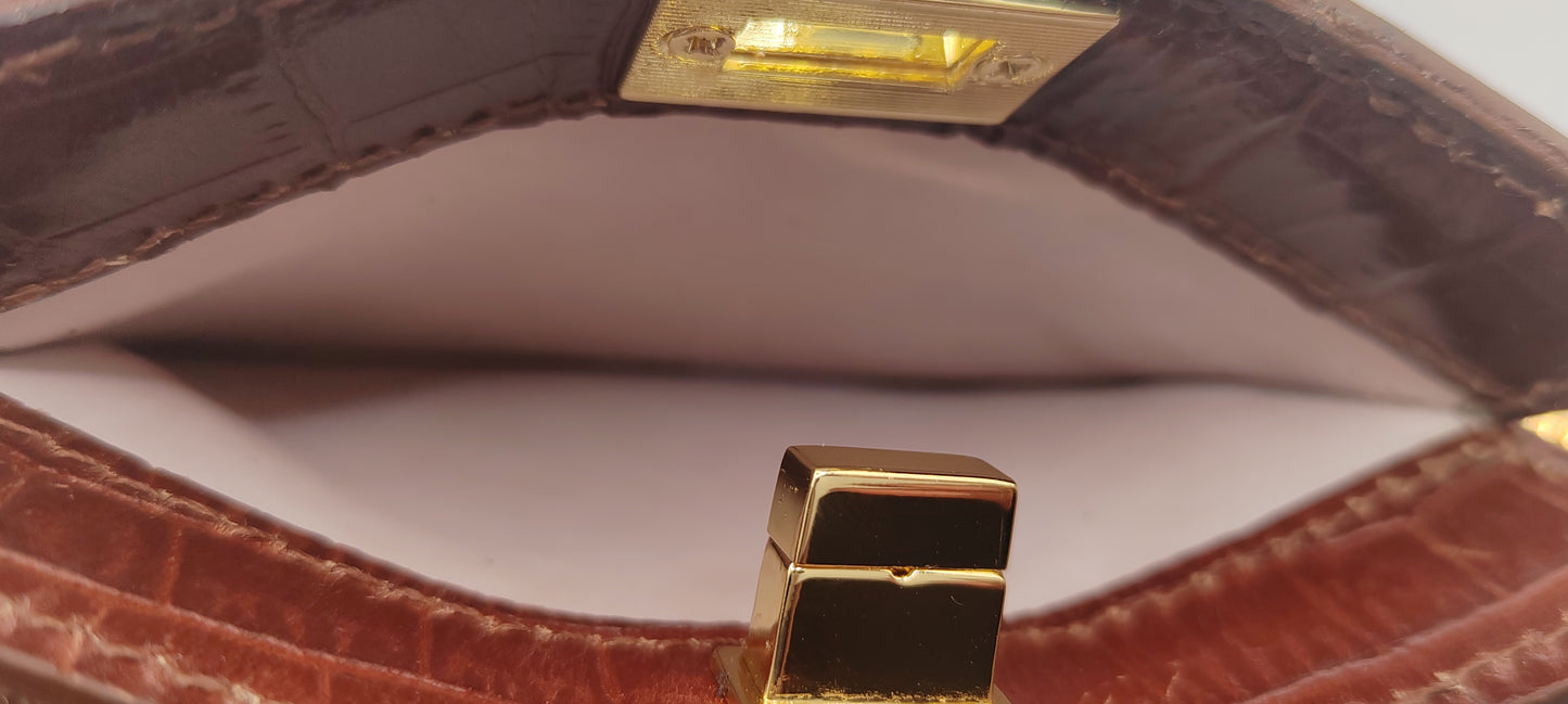 Le porte-cartes cognac en cuir imprimé crocodile