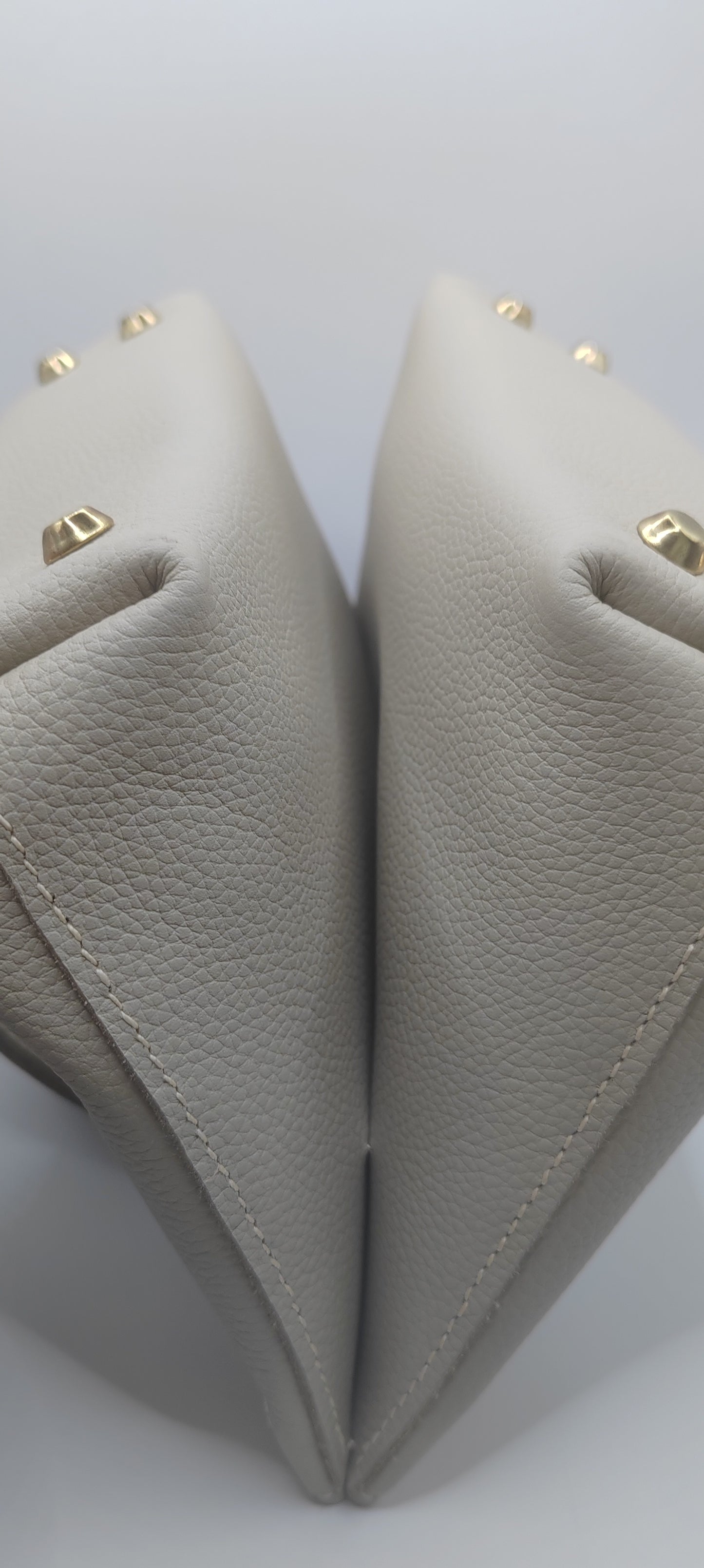 Le sac bandoulière en cuir grainé souple