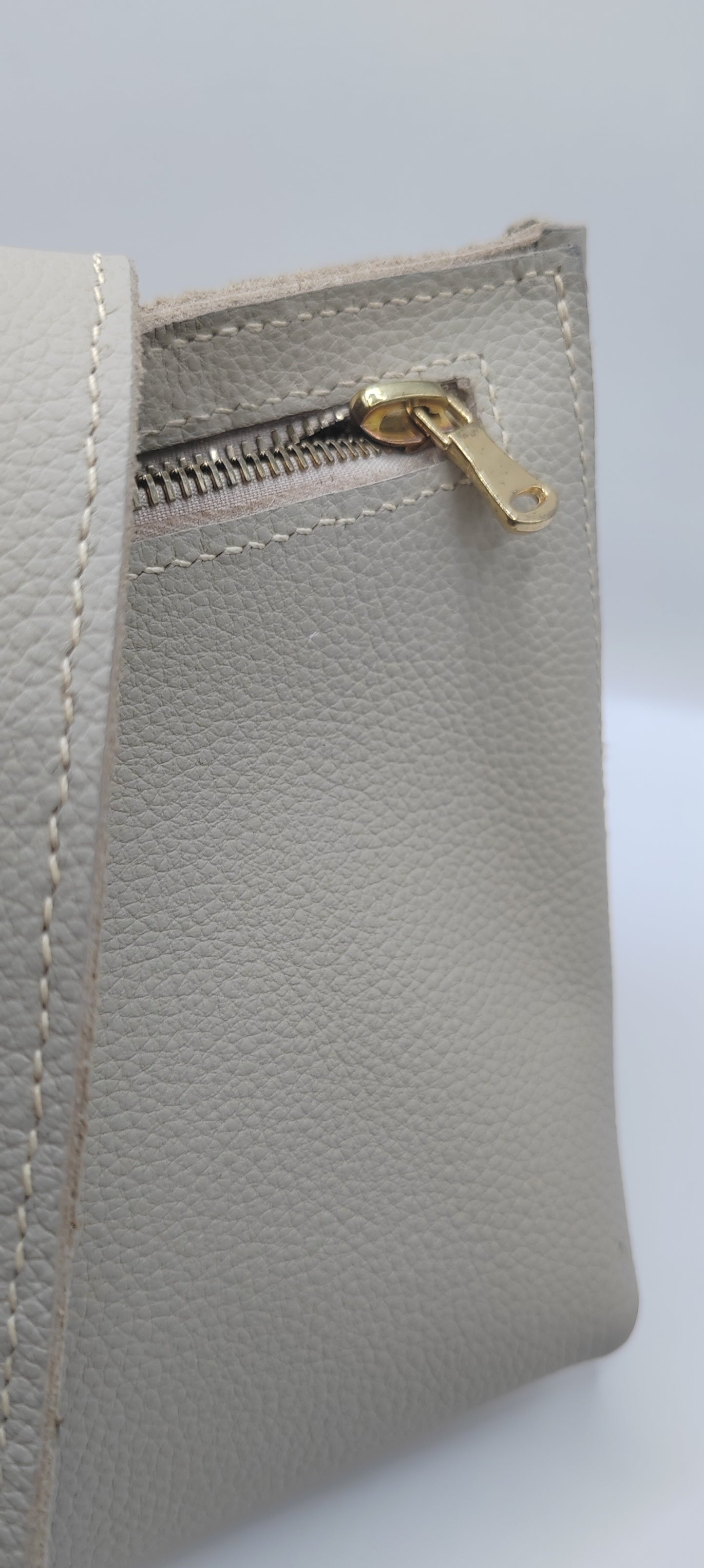 Le sac bandoulière en cuir grainé souple