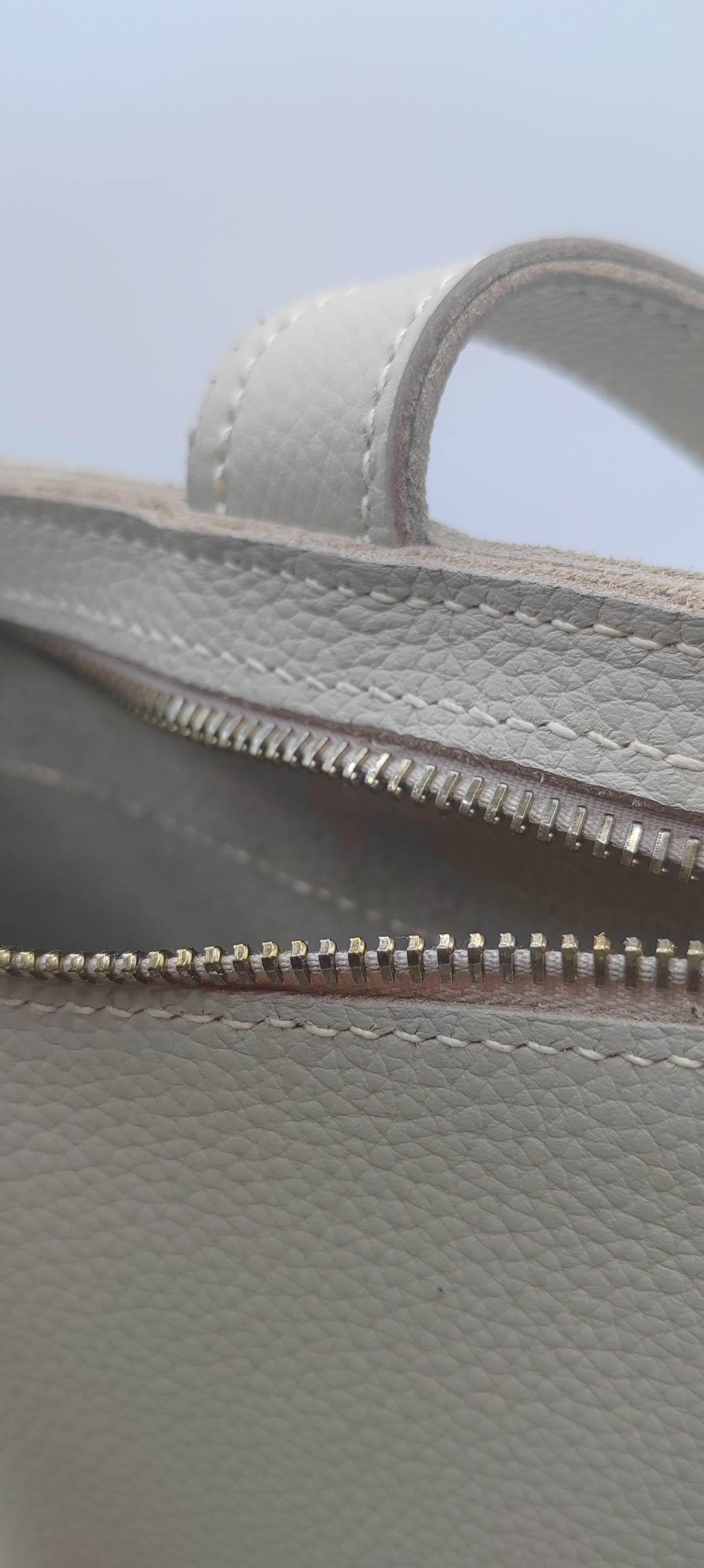 Le sac bandoulière en cuir grainé souple