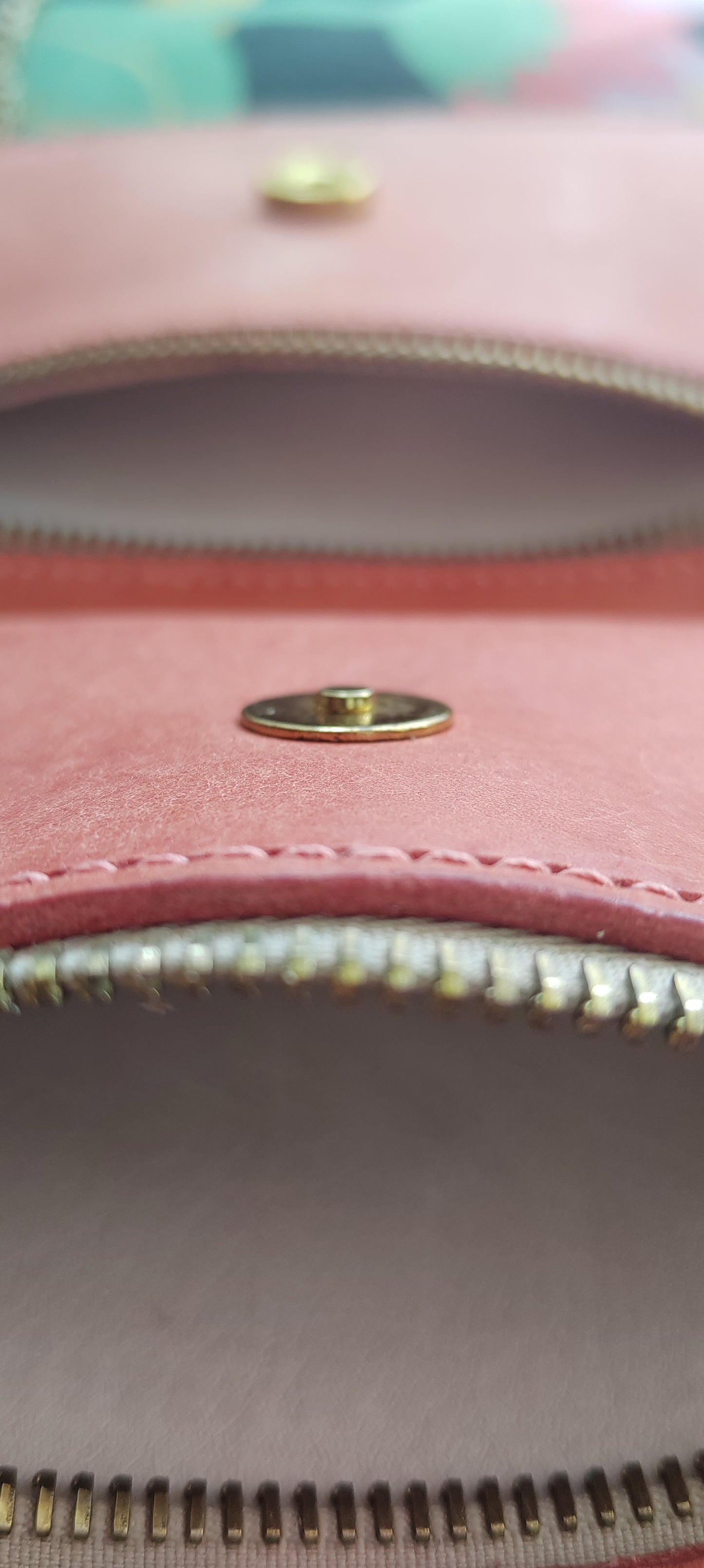 Le sac portefeuille rose velours en cuir Badalassi