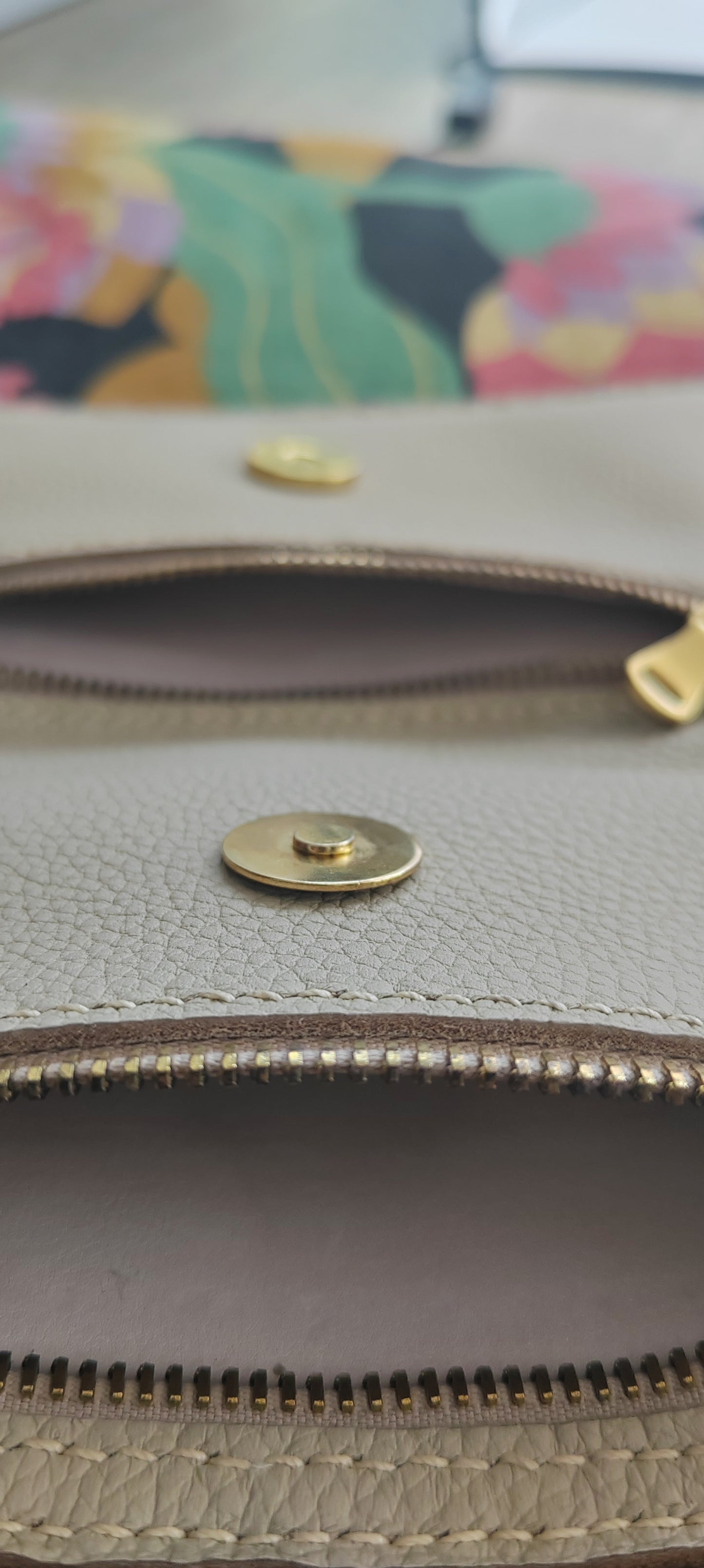 Le sac portefeuille beige en cuir grainé souple