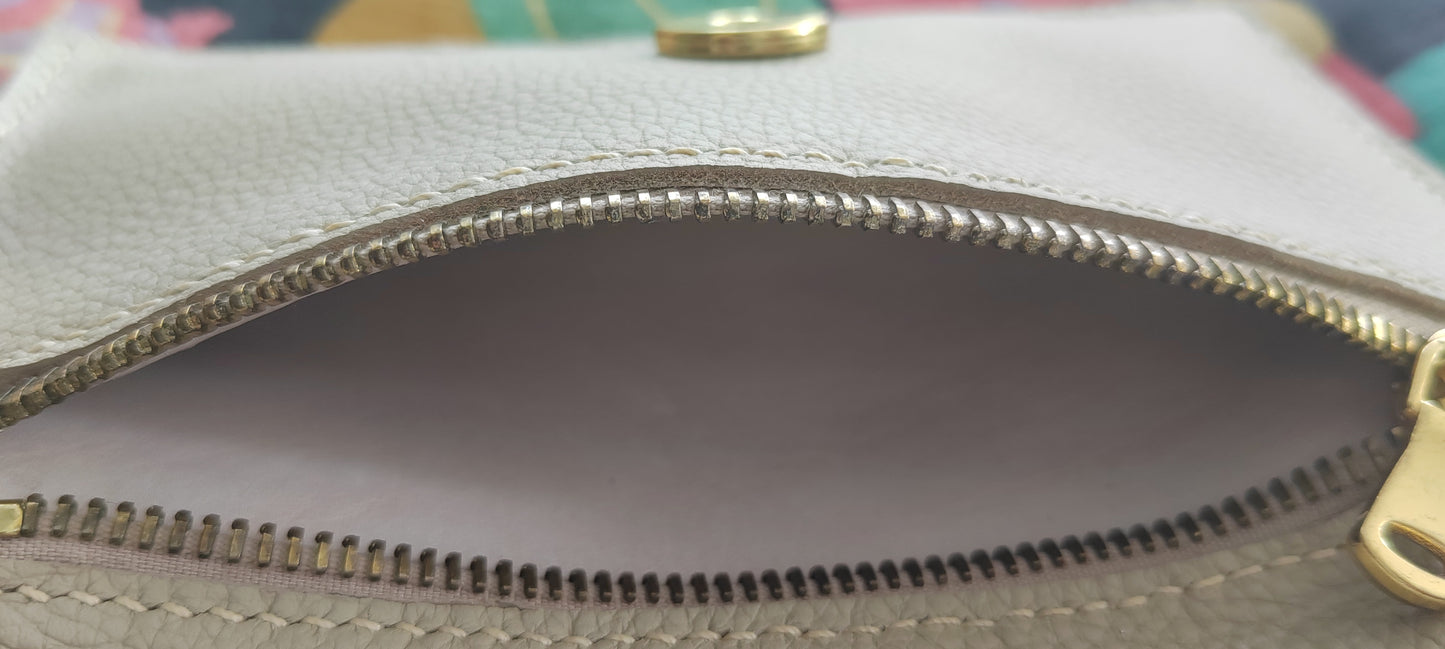 Le portefeuille beige en cuir grainé souple