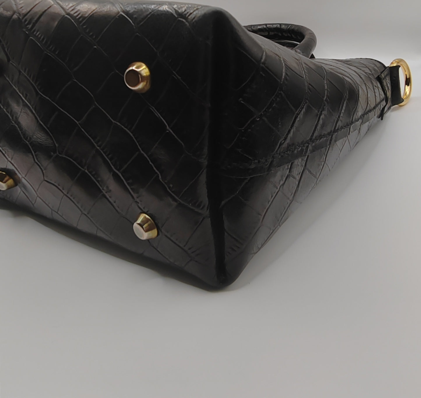 Le sac seau en cuir imprimé crocodile
