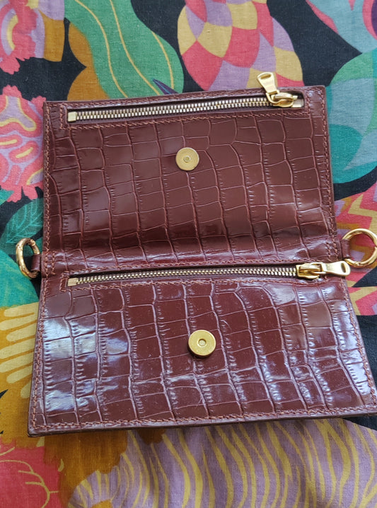 Le sac portefeuille cognac en cuir imprimé crocodile