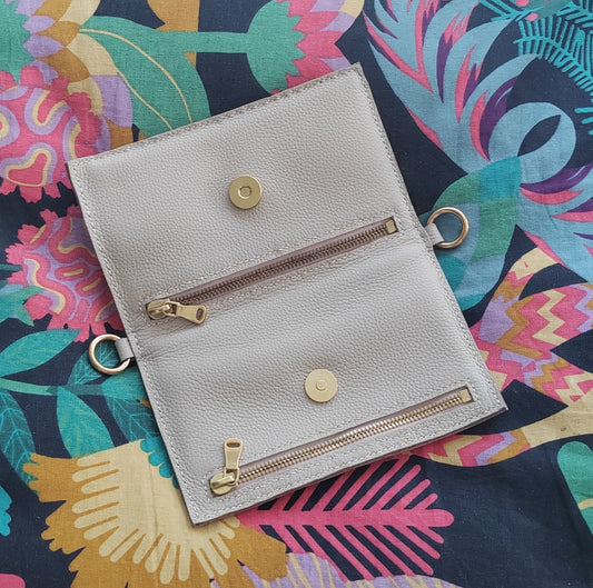 Le portefeuille beige en cuir grainé souple