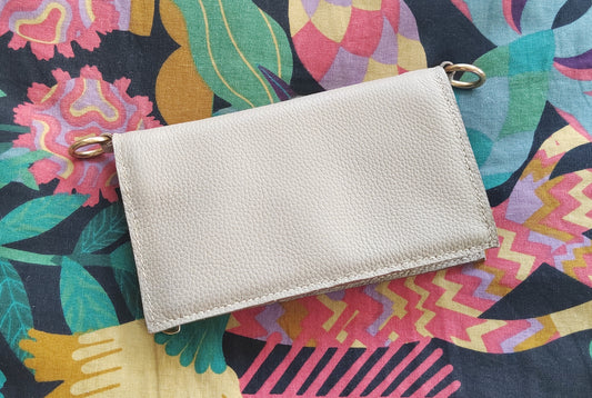 Le sac portefeuille beige en cuir grainé souple
