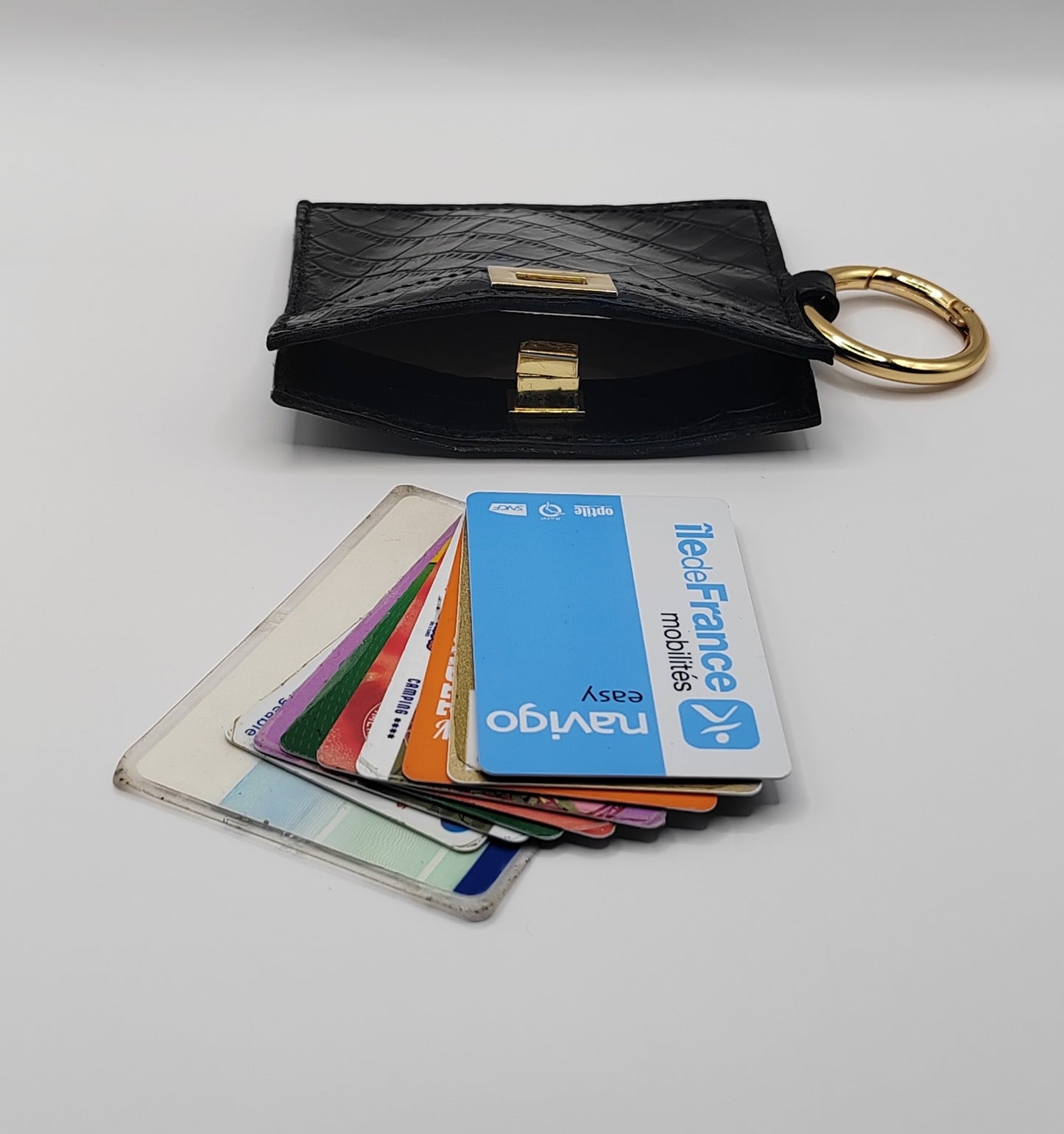 Le porte-cartes noir en cuir imprimé crocodile