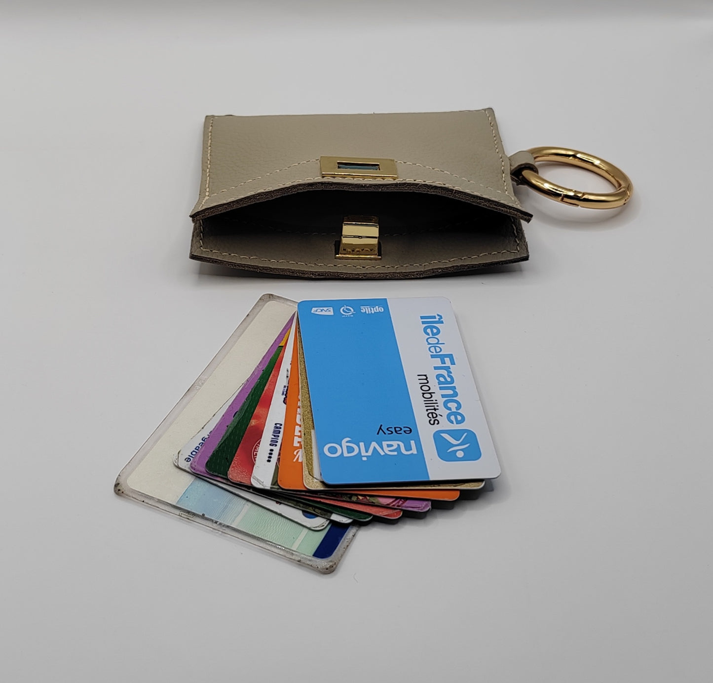 Le porte-cartes beige en cuir grainé souple