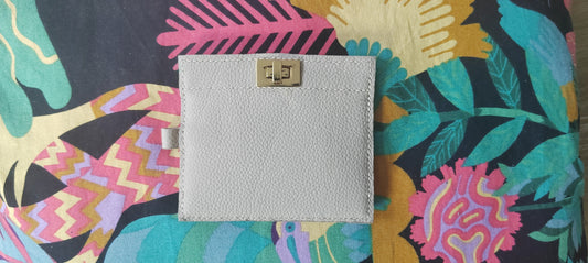 Le porte-cartes beige en cuir grainé souple