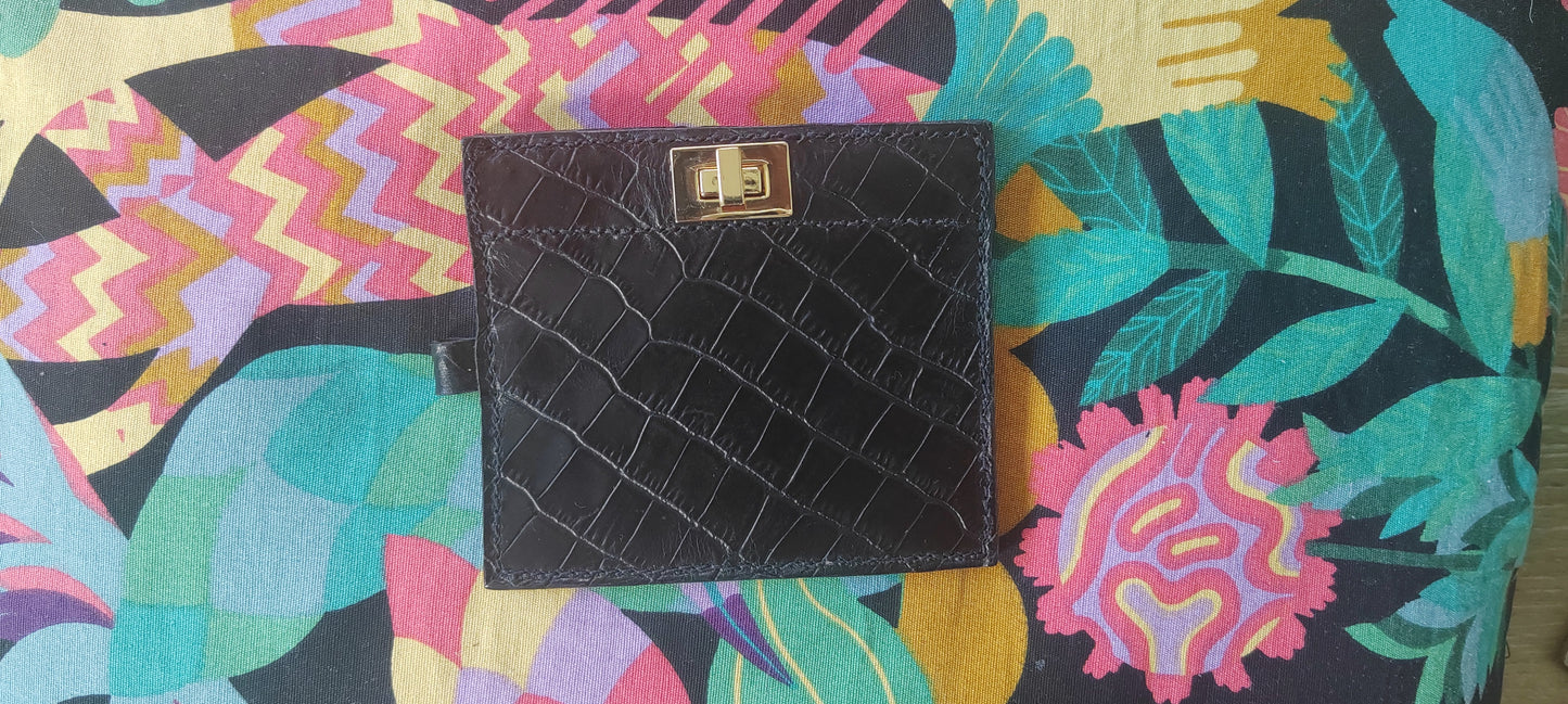Le porte-cartes noir en cuir imprimé crocodile