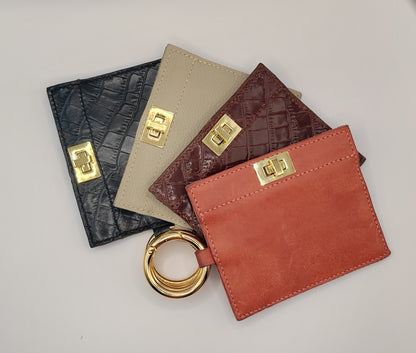 Le porte-cartes noir en cuir imprimé crocodile