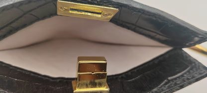 Le porte-cartes noir en cuir imprimé crocodile
