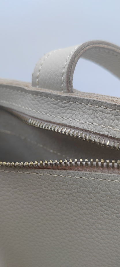 Le sac bandoulière en cuir grainé souple