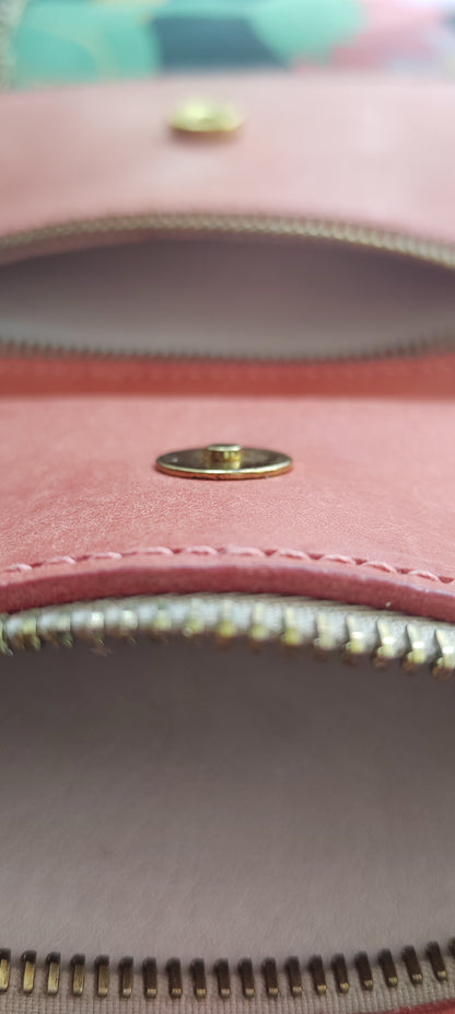 Le sac portefeuille rose velours en cuir Badalassi