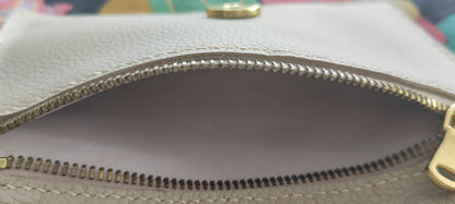 Le sac portefeuille beige en cuir grainé souple