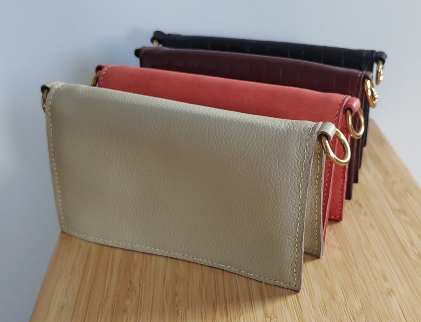 Le portefeuille noir en cuir imprimé crocodile