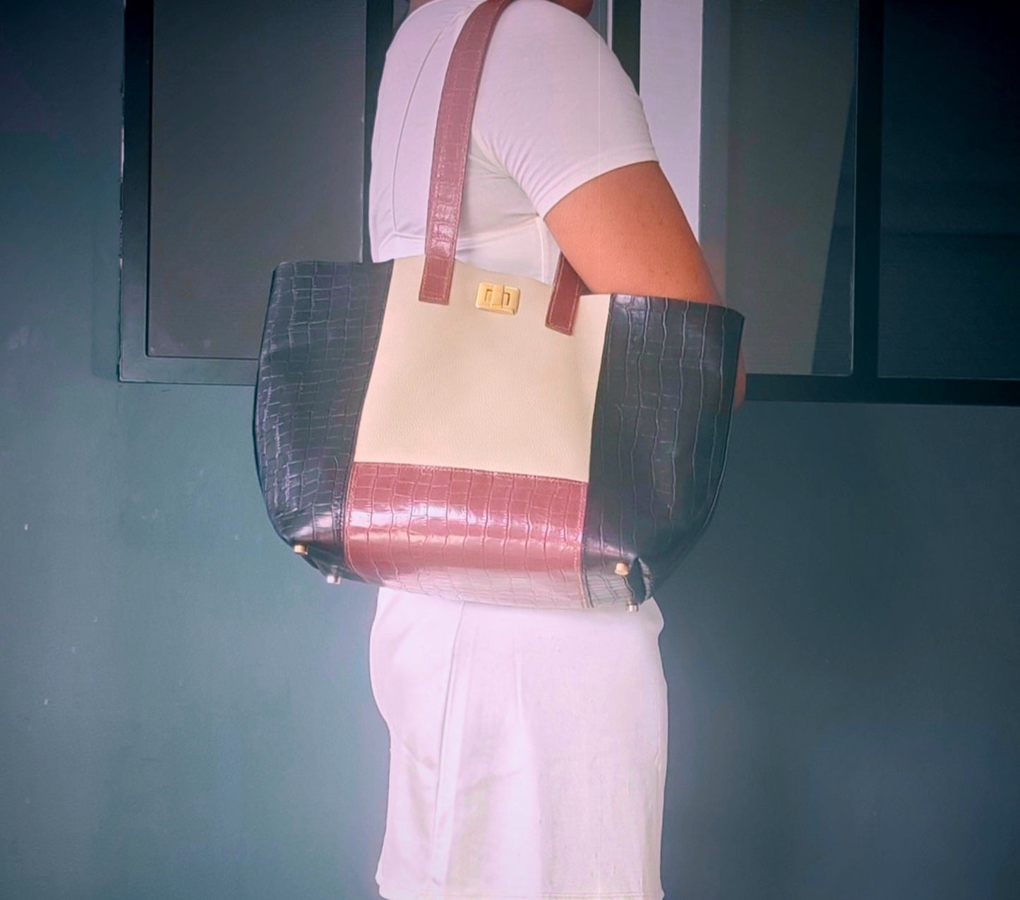 Le cabas en cuir grainé beige et imprimé crocodile