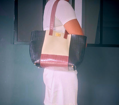 Le cabas en cuir grainé beige et imprimé crocodile