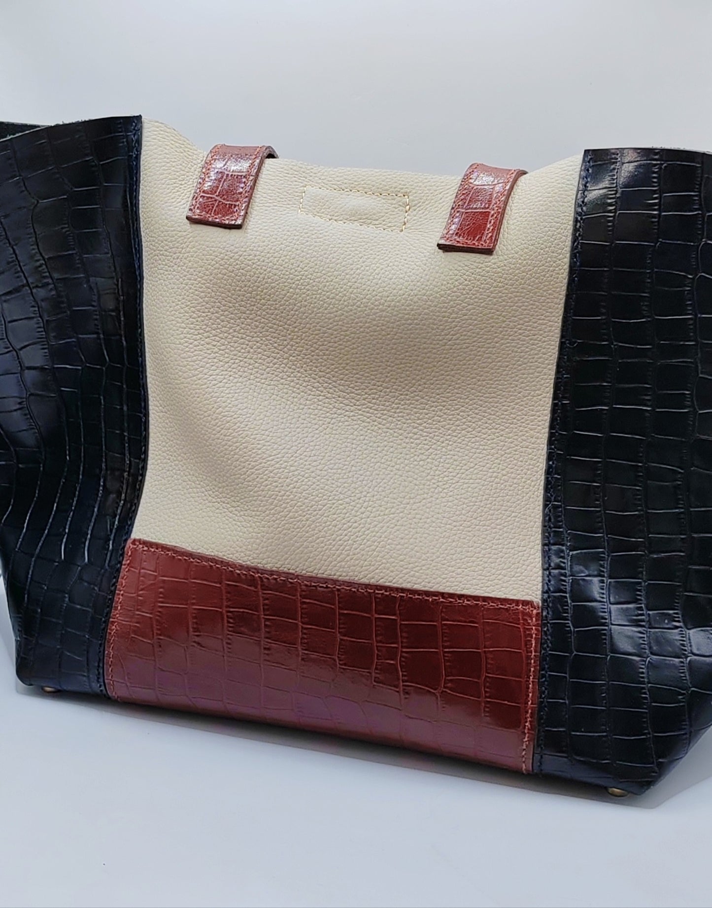 Le cabas en cuir grainé beige et imprimé crocodile