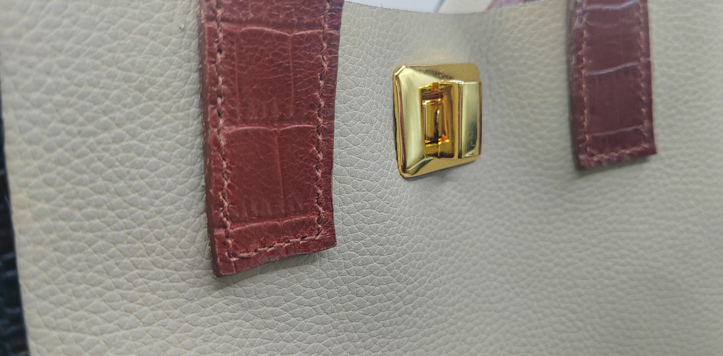 Le cabas en cuir grainé beige et imprimé crocodile