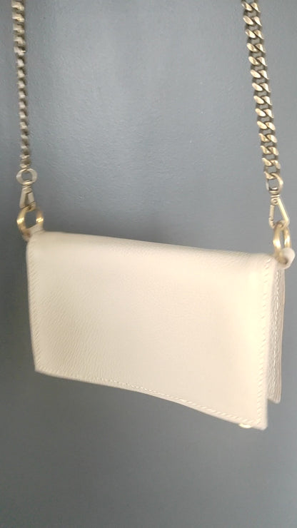 Le sac portefeuille beige en cuir grainé souple