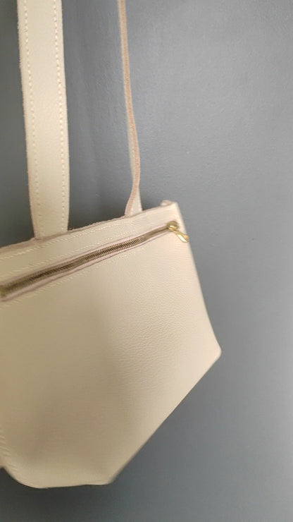 Le sac bandoulière en cuir grainé souple